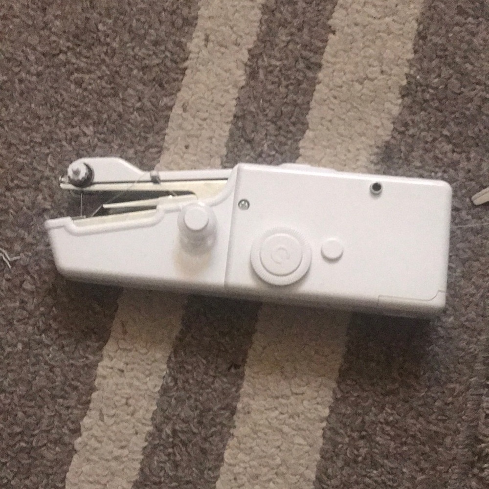 Hand sewing machine